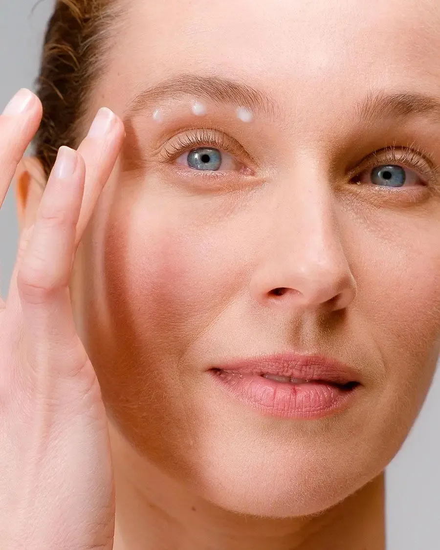 Femme applicant le soin contour des yeux Eye Recipe