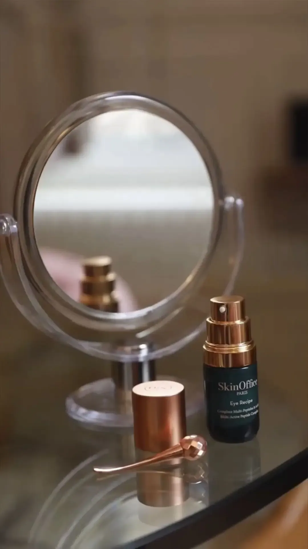 Eye Recipe soin contour des yeux à côté d'un miroir sur une table