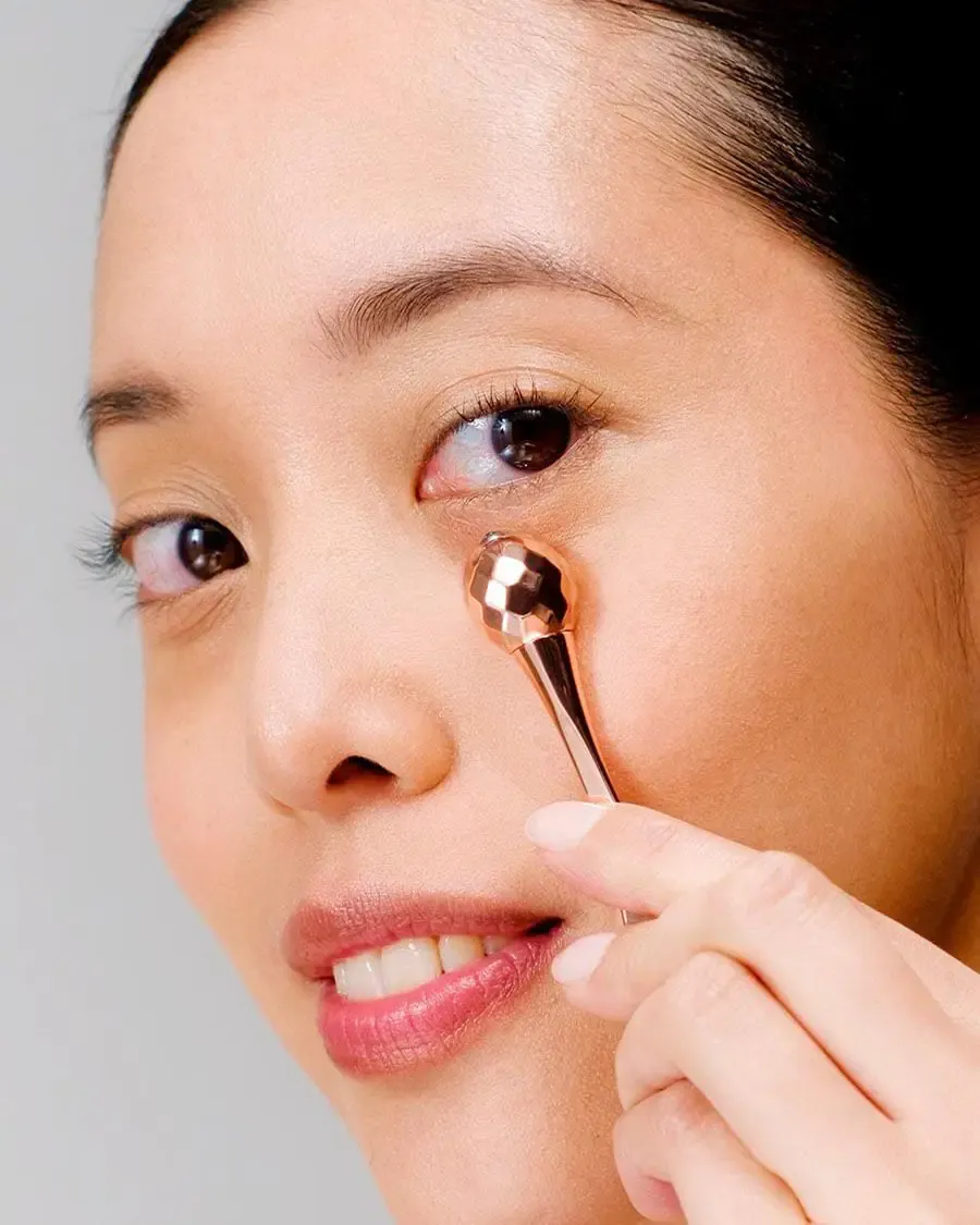 Woman using the Skin Office Paris Roll-On, designed for the eye contour.