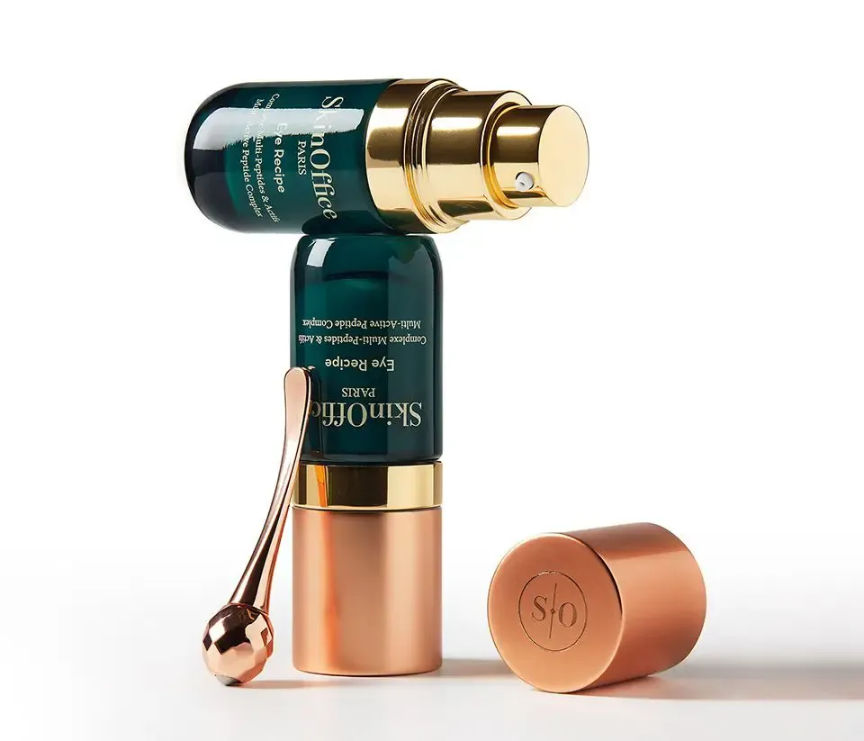 Deux flacons d'Eye Recipe en équilibre